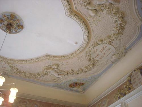 Štukový strop místnosti v&nbsp;patře zámku