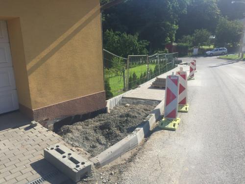 Novostavba chodníků a úpravy křižovatky