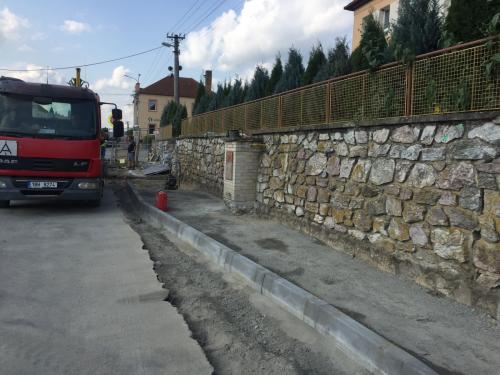 Novostavba chodníků a úpravy křižovatky