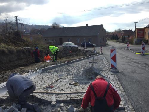 Stavba křižovatky - kanalizace a chodníky