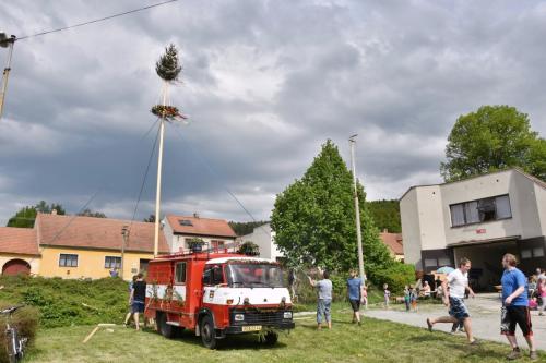 Stavění máje v Šebetově 1. května 2018