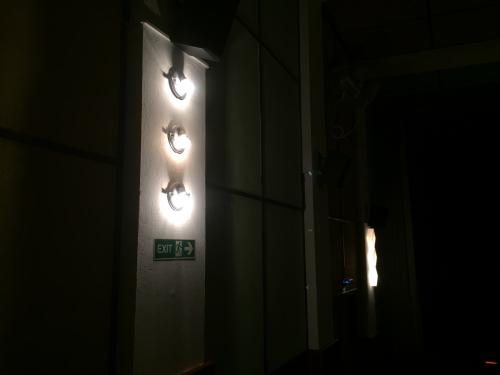 Boční osvětlení stěn kinosálu po&nbsp;první montáži stmívatelných vysoce svítivých LED žárovek